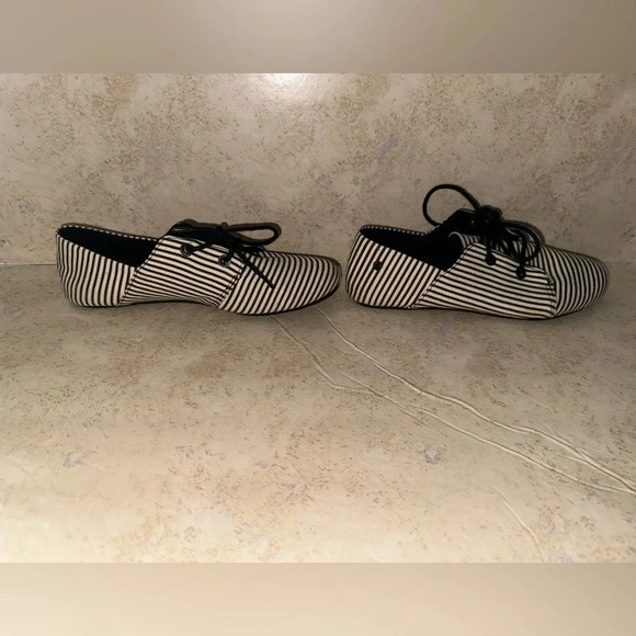 VOLCOM Soul Mates Flats Womens Sz 6 Slip-On Loafer Sneaker Black & white stripes - Picture 6 of 6